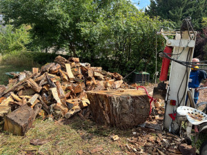 Photo de galerie - Fendeuse à bûche autonome avec treuil et grappin 