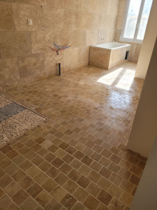 Photo de galerie - Création d'une salle de bain en travertin 