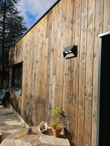 Photo de galerie - Bardage en bois, pose de luminaires.