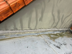 Photo de galerie - Étanchéité relevé express Réparation relevé + traitement étanchéité : jonction toit‑mur soignée, protection durable contre les infiltrations.