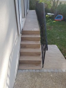Photo de galerie - Pose de carrelages imitations parquet sur un escalier extérieur. 