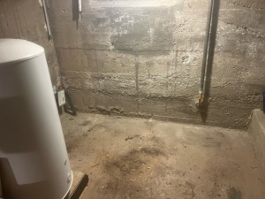 Photo de galerie - Établi ancien en bois à démolir et débarrasser 