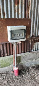 Photo de galerie - Installation d'un coffret électrique alimentant un hangars.
