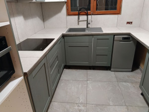 Photo de galerie - Posé de cuisine et Plan de travail  avec le carrelage 