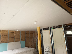 Photo de galerie - Plafond en placo avec fourrures et suspentes.