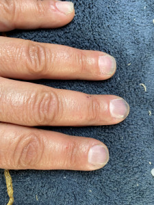 Photo de galerie - Travail sur les cuticules et préparation des ongles