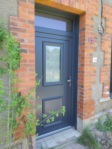 Photo de galerie - Pose d'une porte d'entrée