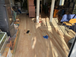 Photo de galerie - Parquet en bois massif fabriqué dans notre atelier et en cours de pose