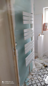 Photo de galerie - Installation de sèche serviette salle de bain 