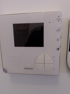 Photo de galerie - Interphone vidéo main libre installé dans un appartement à Hennebont
