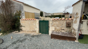 Photo de galerie - Rénovation d’une entrée on a commencé par le dessus du mur et nous terminerons par faire les joints de pierre