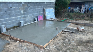 Photo de galerie - Coulage dalle pour abris de jardin avec évacuation siphon central 