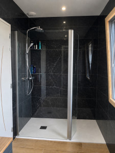 Photo de galerie - Pose d’une parois de douche 