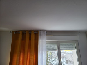 Photo de galerie - Tringles de rideaux sur la  moitié de la fenêtre