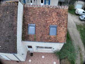 Photo de galerie - Un traitement démoussage fait par drone coté droit fait ,on voit bien la différence 
