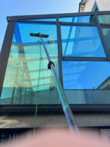 Photo de galerie - Nettoyage d'une véranda à plus de 3 mètres du sol avec le système à eau pure