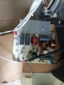 Photo de galerie - Remplacer le circuit électronique du robot Kenwood.