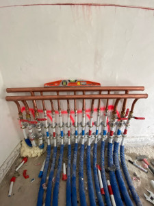 Photo de galerie - Installation d’une clarinette de plomberie réalisée entièrement à la main dans le cadre d’une rénovation. Travail précis et soigné, avec un réseau parfaitement aligné pour une distribution d’eau claire et fonctionnelle.