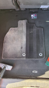 Photo de galerie - Exemple d’avant / après d’un tapis intérieur voiture 