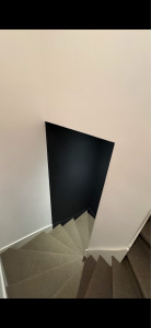 Photo de galerie - Séparation noir / blanc d’un hall d’entrée avec escalier 
