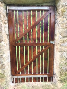 Photo de galerie - Fabrication et installation d’une nouvelle porte pour clôturer fond de jardin