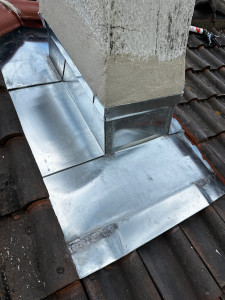 Photo de galerie - Abergement de cheminée, zinc