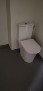 Photo de galerie - Installation des toilettes 