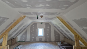 Photo de galerie - Aménagement d'un ancien grenier en futur salle de cinéma. isolation + placo + bandes à joints + passage de tout les câbles électriques avec installation de spots et prises. Et réalisation d'un plancher OSB sur chevrons 