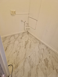 Photo de galerie - Rénovation kagibi en buanderie avec sol peinture prise et arrive d eau .