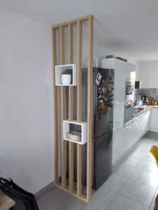 Photo de galerie - **Claustra avec niche**
Réalisation d'un claustra pour cacher le côté du frigo.
Il crée une coupure visuelle entre la cuisine et le reste de la pièce.