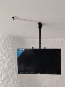 Photo de galerie - Installation d’un support mural et d’une télévision suspendue.