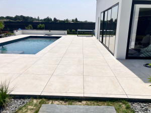 Photo de galerie - Carrelage sur plot autour d’une piscine, carreaux en 100x100