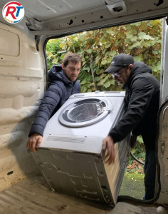 Photo de galerie - Transporter une machine à laver ne consiste pas seulement à la déplacer. Il faut la manipuler avec précaution, utiliser les bonnes techniques de levage et la sécuriser correctement pour éviter tout dommage pendant le transport.
