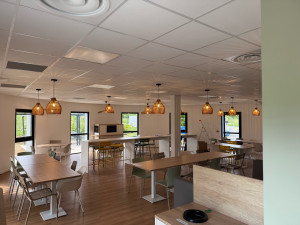 Photo de galerie - Chantier réalisé pour un espace professionnel à Toulouse. Installation complète des luminaires + raccordement sécurisé. Respect des normes et finitions soignées
