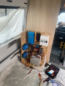 Photo de galerie - Installation solaire complète dans un van de voyage.