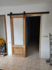 Photo de galerie - FABRICATION d'une porte coulissante séparant un salon du couloir des chambres