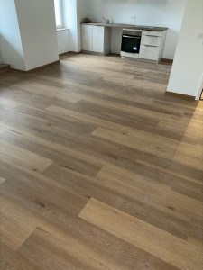 Photo de galerie - Pose parquet pliante et cuisine.