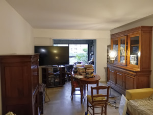 Photo de galerie - Salon peint et lumineux.
