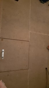 Photo de galerie - Pose de plancher hydrofuge pour cuisine et salle de bain avec une trape