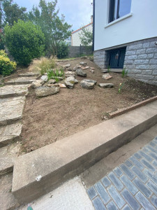 Photo de galerie - Désherbage de ce massif (Après)