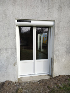 Photo de galerie - Pose d'une porte fenêtre en rénovation ainsi qu'un volet roulant solaire 