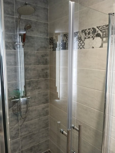 Photo de galerie - Faience douche à l'italienne + double porte vitrée