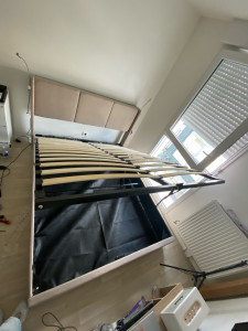 Photo de galerie - Service de montage de lit avec cadre à plateforme de rangement à levage pneumatique 