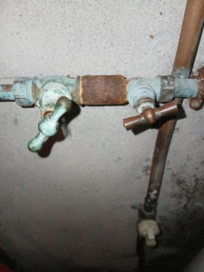 Photo de galerie - Robinets d'arrets vétustes ( fuites) avant remplacement 