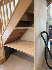 Photo de galerie - Création d'étagères sous un escalier 