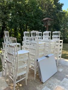 Photo de galerie - Chaises napoléon blanche , tables rectangulaire 