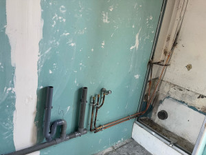 Photo de galerie - Tronçonnage des anciens tubes cuivre et robinetterie. brasure des cuivres et robinet machine à laver 