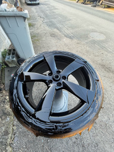 Photo de galerie - Rénovation jantes en noir brillant 