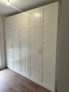 Photo de galerie - Montage d’un dressing de 5 portes avec 8 tiroirs et des étagères 