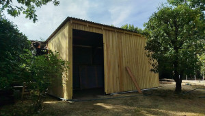 Photo de galerie - Fabrication d'un cabanon sur plots béton, bardé, pose d,une toiture en tôle ondulée.